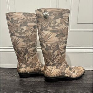 UGG Shaye Rain Boots Sz 7 Island Floral
Waterproof Made In USA Rubber